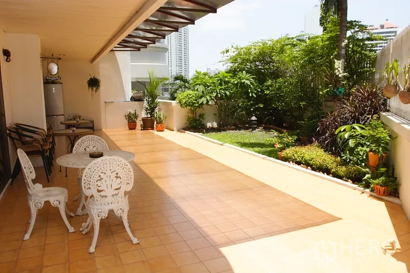 คอนโด ให้เช่าในKhlong Toei, Bangkok - เทอเรซปูกระเบื้องขนาดใหญ่ พร้อมชุดโต๊ะเก้าอี้กลางแจ้ง และสวนส่วนตัวใกล้ตึกสูง