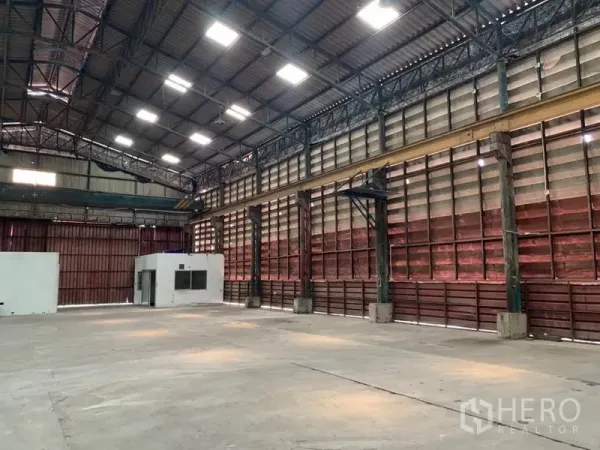 คลังสินค้า ให้เช่าในBang Kho Laem, Bangkok - ฮอลล์โล่งพร้อมช่องแสงด้านข้าง และมีห้องออฟฟิศขนาดเล็กภายใน