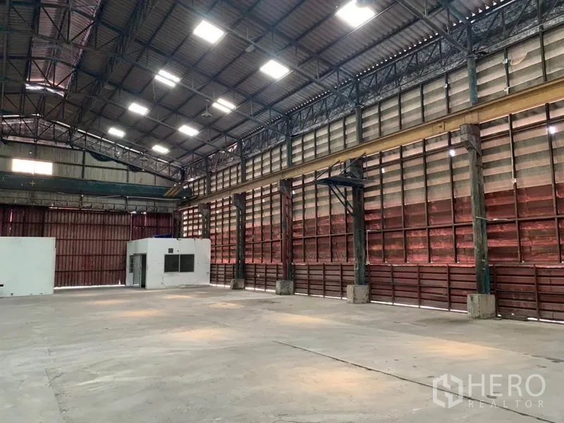 คลังสินค้า ให้เช่าในBang Kho Laem, Bangkok - ฮอลล์โล่งพร้อมช่องแสงด้านข้าง และมีห้องออฟฟิศขนาดเล็กภายใน