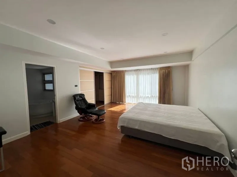 ทาวน์เฮาส์ ให้เช่าในKhlong Toei, Bangkok - ห้องนอนมาสเตอร์กว้าง พื้นไม้ หน้าต่างบานใหญ่ พร้อมห้องน้ำในตัว