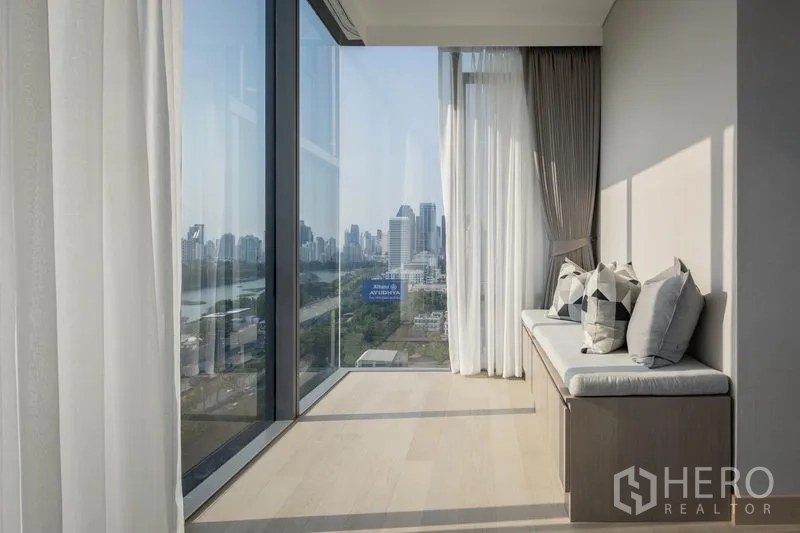 Condominium for rent in Khlong Toei, Bangkok - Window seat along full-height glass offering panoramic city views and natural light.