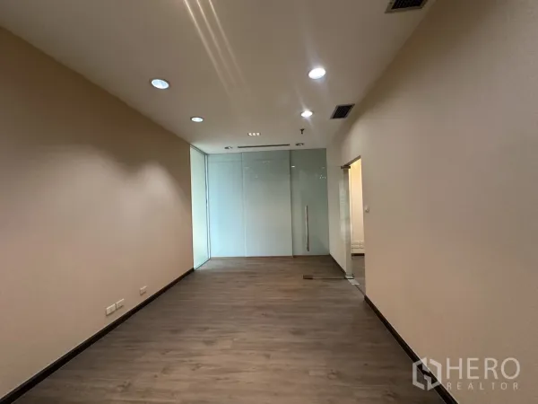 สำนักงาน ให้เช่าในBang Rak, Bangkok - พื้นที่ทำงานยาวพร้อมผนังกั้นกระจกและไฟดาวน์ไลท์