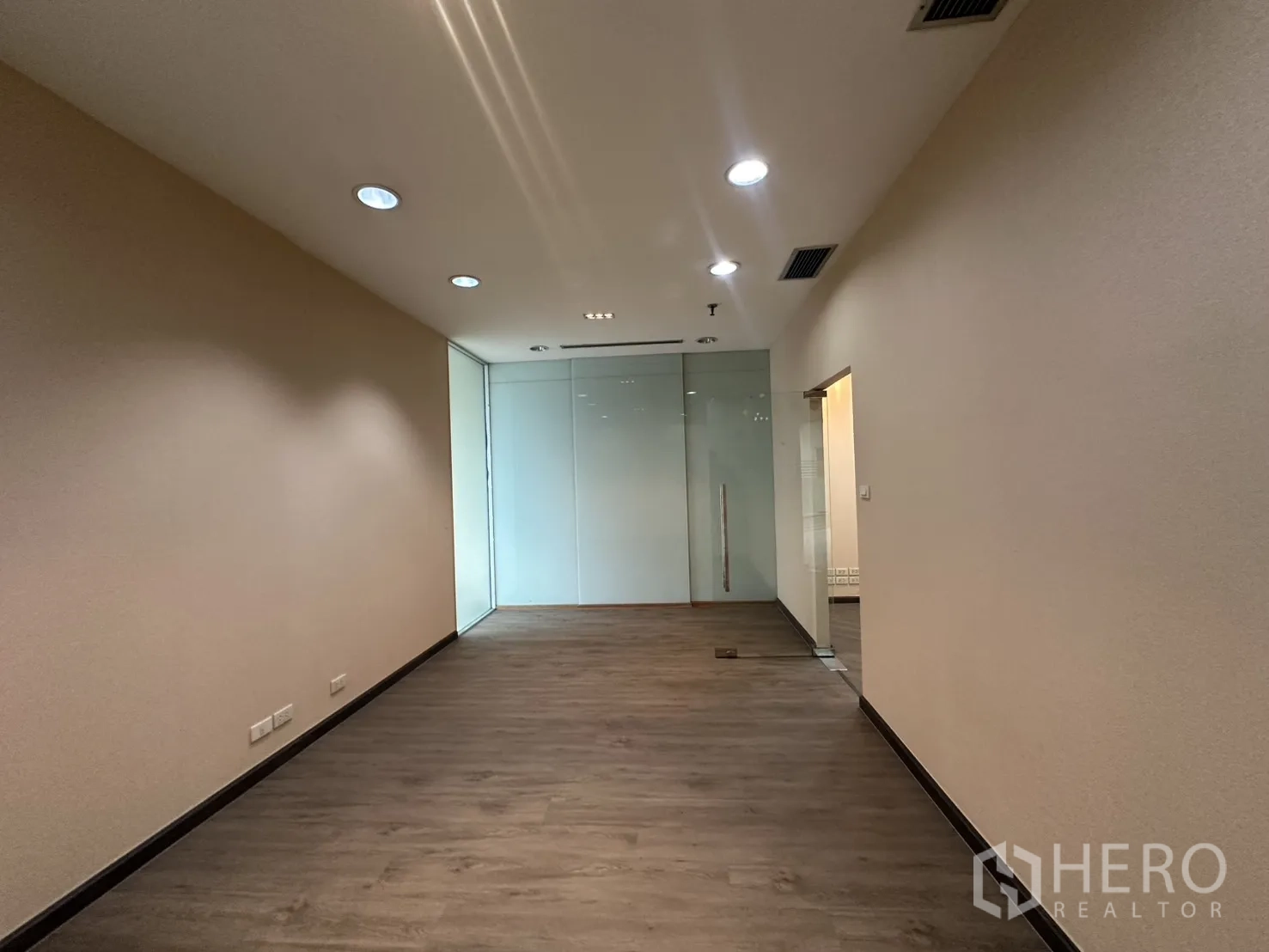 สำนักงาน ให้เช่าในBang Rak, Bangkok - พื้นที่ทำงานยาวพร้อมผนังกั้นกระจกและไฟดาวน์ไลท์