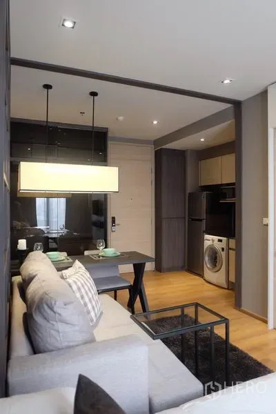 คอนโด ให้เช่าในKhlong Toei, Bangkok - ครัวกะทัดรัดมีตู้เย็นและเครื่องซักผ้าในห้อง อยู่ติดกับโต๊ะกินข้าวและโซฟา