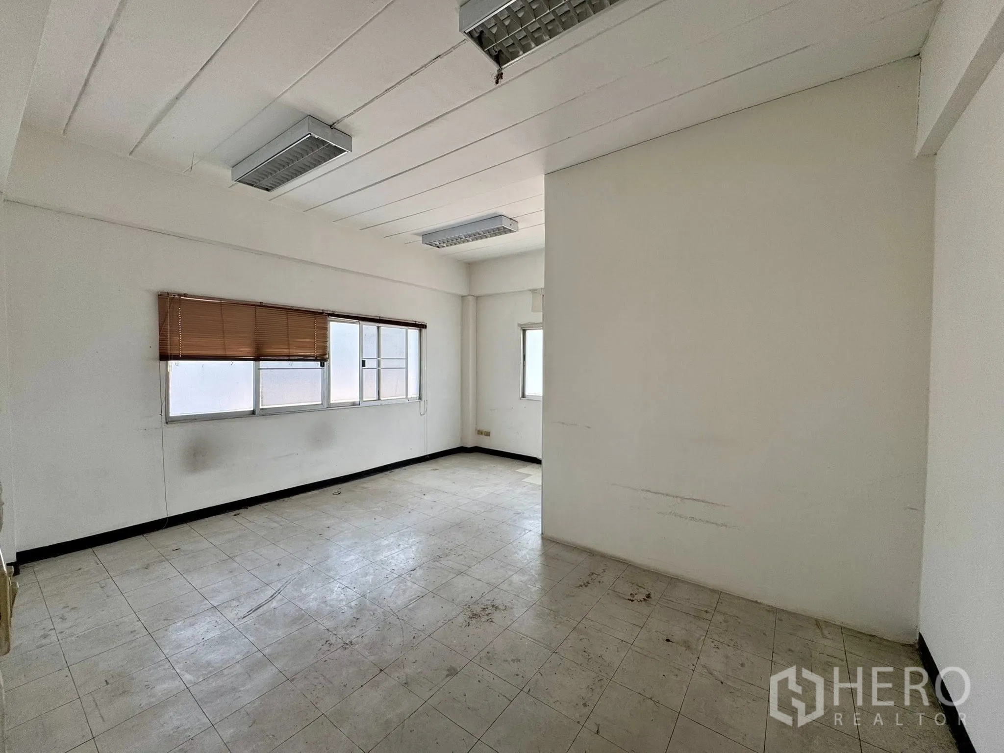 货栈 for rent in Mueang Samut Sakhon, Samut Sakhon - 中等大小办公室，百叶窗与瓷砖地面。