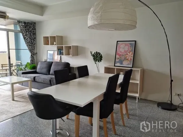 公寓 出租在Khlong Toei, Bangkok - 开放式客餐厅，四人餐桌与落地灯，连接阳台。