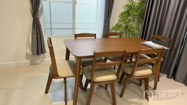 บ้าน ให้เช่าในBang Kapi, Bangkok - โต๊ะทานข้าวไม้ 6 ที่นั่ง ข้างหน้าต่างบานใหญ่และผ้าม่าน