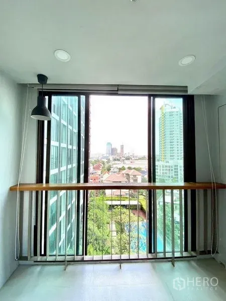 คอนโด ให้เช่าในChatuchak, Bangkok - ระเบียงกระจกสูงจรดเพดาน พร้อมราวไม้ มองเห็นวิวเมืองและสระว่ายน้ำ