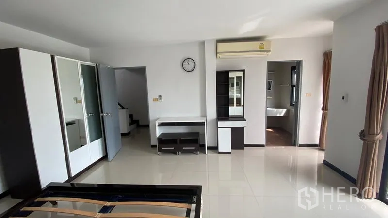 联排别墅 出租在Bang Na, Bangkok - 宽敞卧室，配衣柜、空调、书桌并可通往套卫。