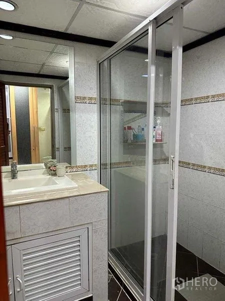 คอนโด ขายในChatuchak, Bangkok - ห้องน้ำพร้อมตู้ชาวเวอร์กระจกและเคาน์เตอร์อ่างล้างหน้า