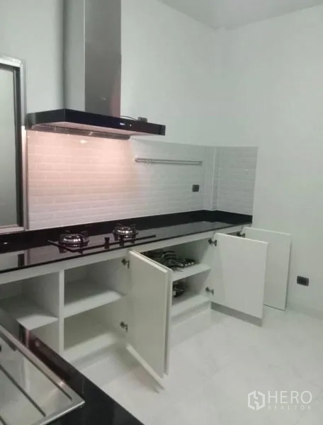 บ้าน ให้เช่าในLat Krabang, Bangkok - ครัวปิดสไตล์โมเดิร์น เตาแก๊ส เครื่องดูดควัน ตู้เก็บของสีขาว