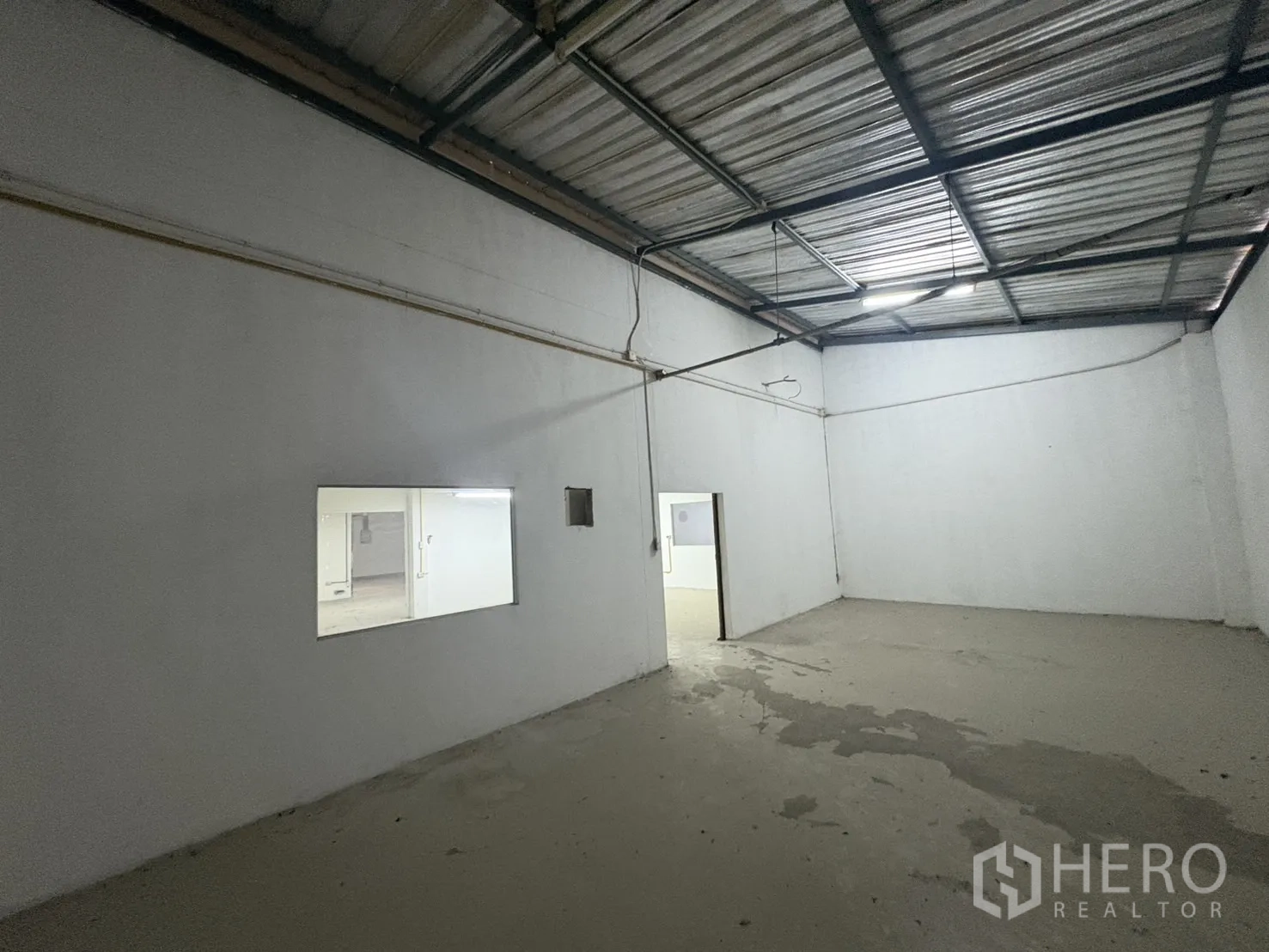 คลังสินค้า ให้เช่าในBang Phli, Samut Prakan - ห้องชั้นลอยอีกห้อง มีช่องหน้าต่างภายใน พื้นคอนกรีต