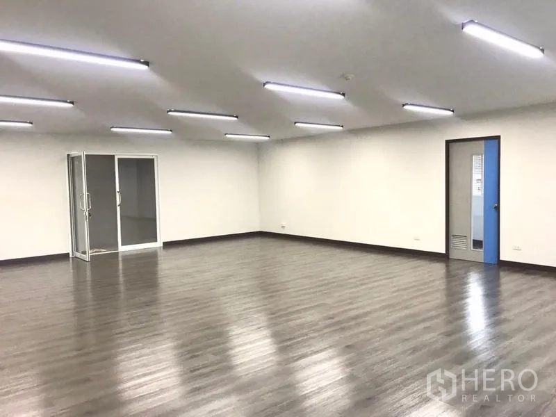 Office Space for rent in Bangkok Noi, Bangkok - Large office area with sliding glass partition, multiple LED lights, and clean white walls.