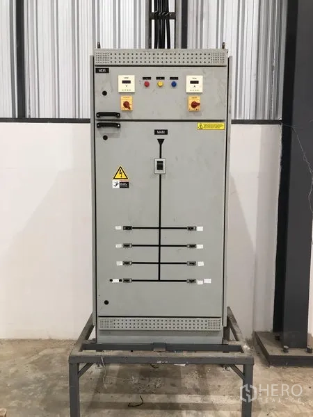 โรงงาน ให้เช่าในSamut Prakan - ตู้คอนโทรลไฟฟ้า 3 เฟสภายในโรงงาน