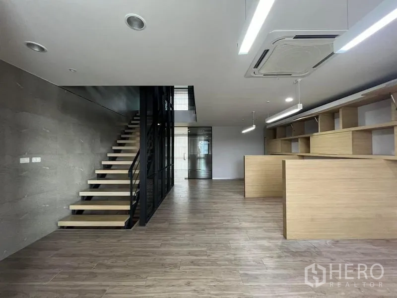 สำนักงานที่บ้าน ให้เช่าในBueng Kum, Bangkok - ชั้นออฟฟิศเปิดโล่งพร้อมบันไดและชั้นวางบิลท์อินยาวตลอดผนัง