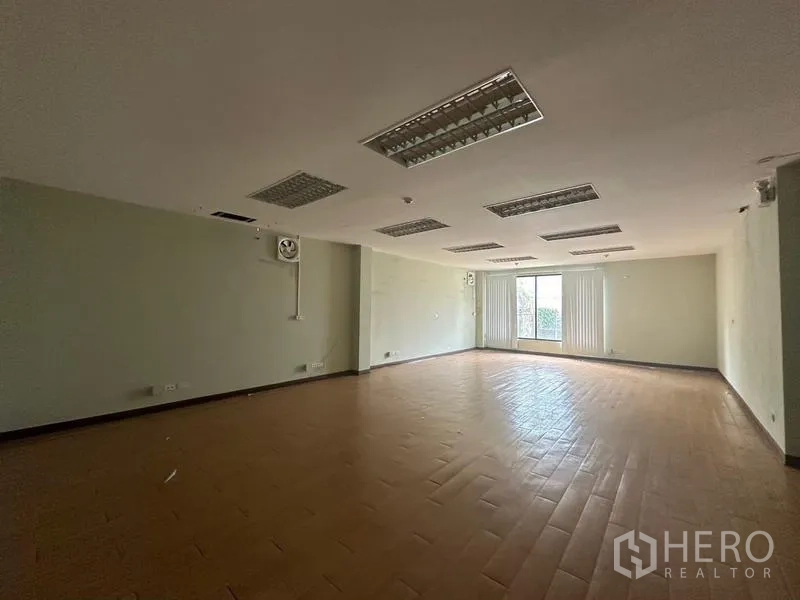 货栈 出租在Prawet, Bangkok - 开放办公室，天花灯充足，尽头有玻璃门窗