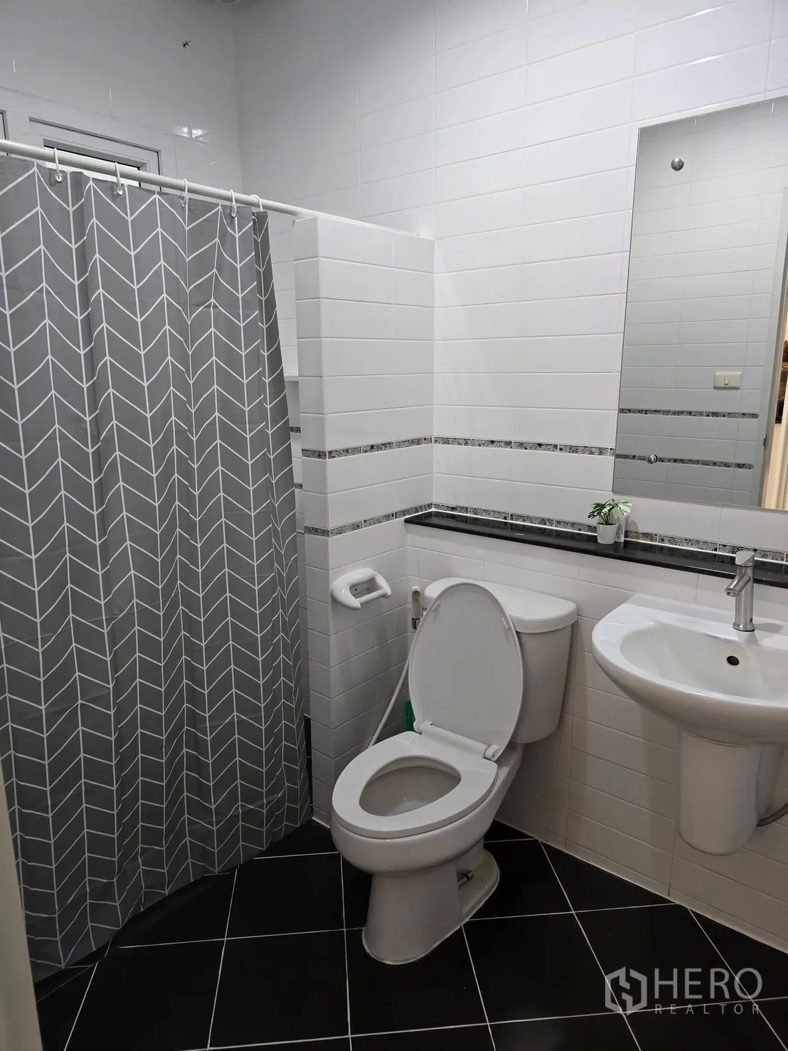 独栋房屋 for rent in Bang Phli, Samut Prakan - 浴室带浴帘、马桶和洗手盆。