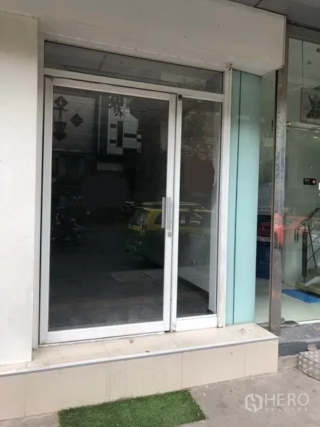 พื้นที่ขายปลีก ให้เช่าในKhlong Toei, Bangkok - ภาพระยะใกล้ของหน้าร้านกระจกกรอบอลูมิเนียมแบบบานเลื่อน