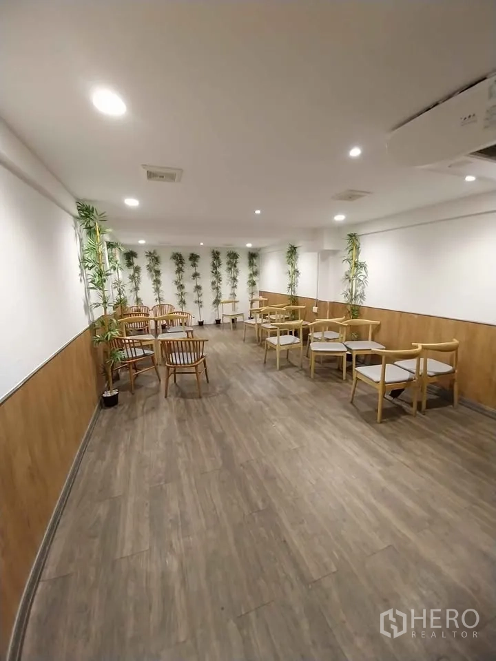 店屋 出租或出售在Watthana, Bangkok - 另一角度的宽敞用餐室，暖色灯光与绿植。