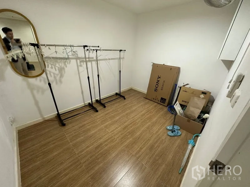 คอนโด ให้เช่าในWatthana, Bangkok - ห้องอเนกประสงค์สำหรับเก็บของ มีราวแขวนเสื้อและพื้นไม้