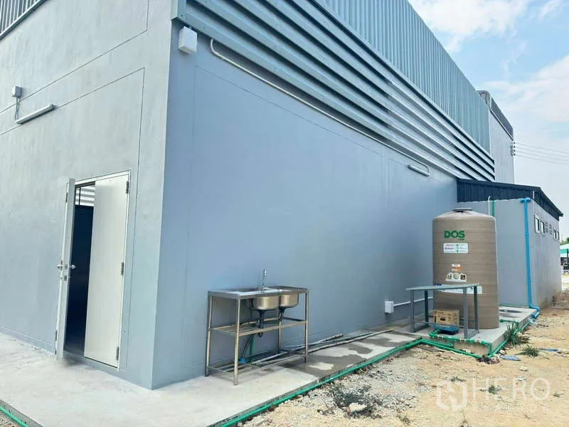 คลังสินค้า ให้เช่าในMueang Rayong, Rayong - พื้นที่บริการด้านหลัง มีซิงก์สแตนเลส ถังเก็บน้ำ และระบบสาธารณูปโภค