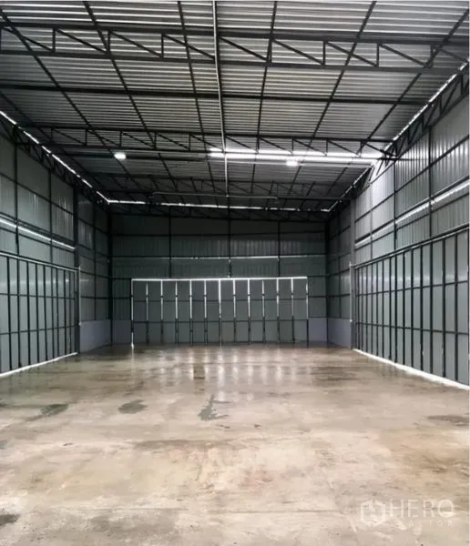 คลังสินค้า ให้เช่าในKhlong Sam Wa, Bangkok - ภายในโกดังโปร่งเพดานสูง ผนังเมทัลชีท ประตูบานเลื่อนกว้าง และพื้นคอนกรีตขัดมัน