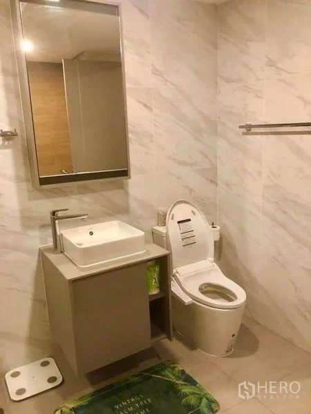 คอนโด ให้เช่าในWatthana, Bangkok - ห้องน้ำผนังลายหินอ่อน อ่างล้างหน้าแบบวางบนเคาน์เตอร์ และโถสุขภัณฑ์