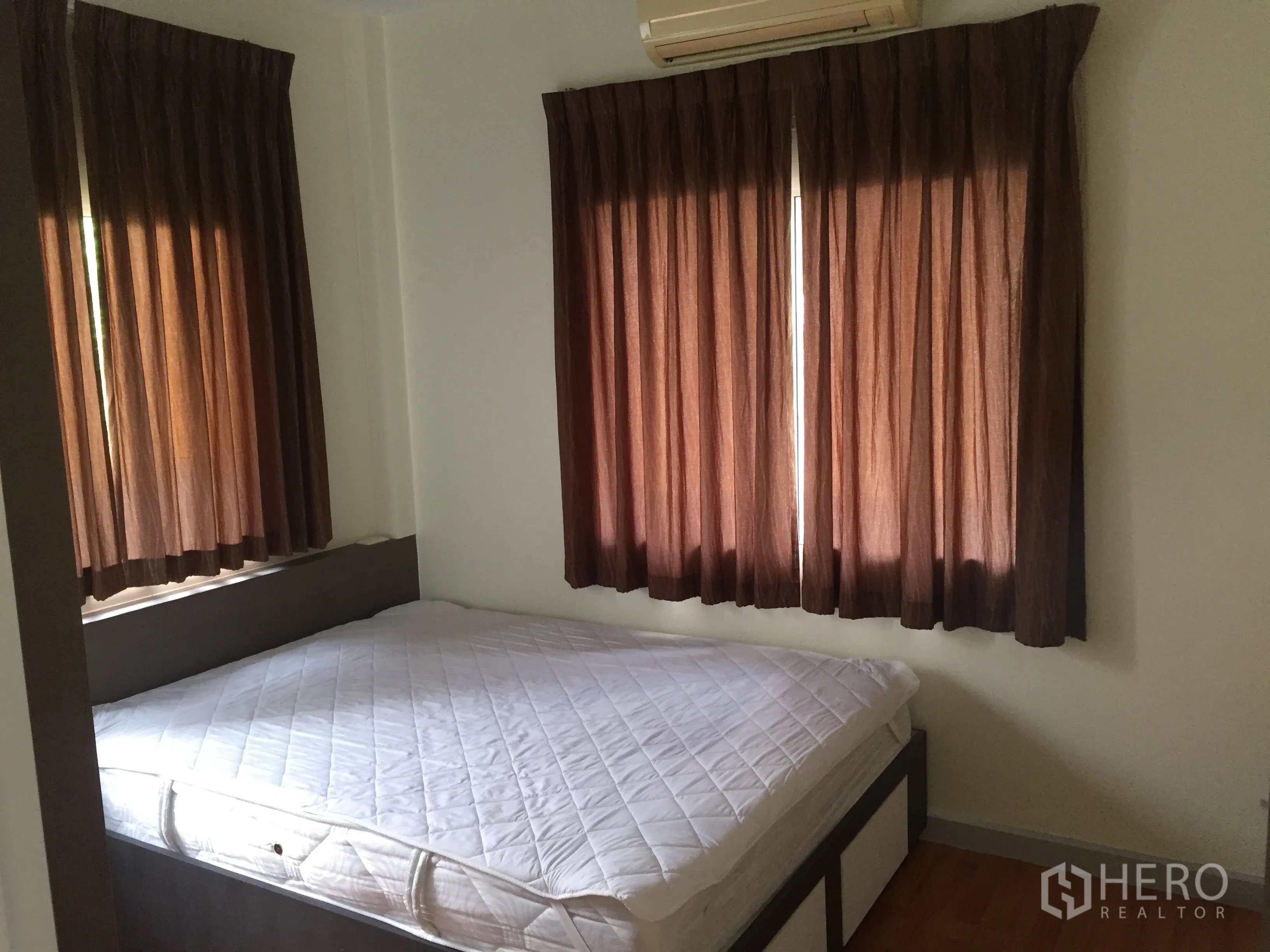 บ้าน ขายในLat Krabang, Bangkok - ห้องนอนรองพร้อมเตียง ผ้าม่านสีน้ำตาล และเครื่องปรับอากาศ