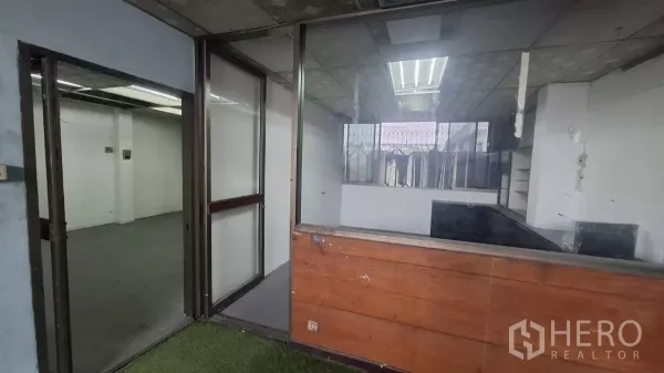 อาคารพาณิชย์ ให้เช่าในWatthana, Bangkok - พื้นที่ออฟฟิศกั้นกระจก พร้อมเคาน์เตอร์ไม้