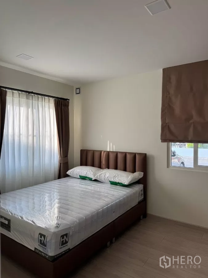 Detached House for rent in Bang Phli, Samut Prakan - Furnished secondary bedroom with a double bed, corner windows and abundant natural light.