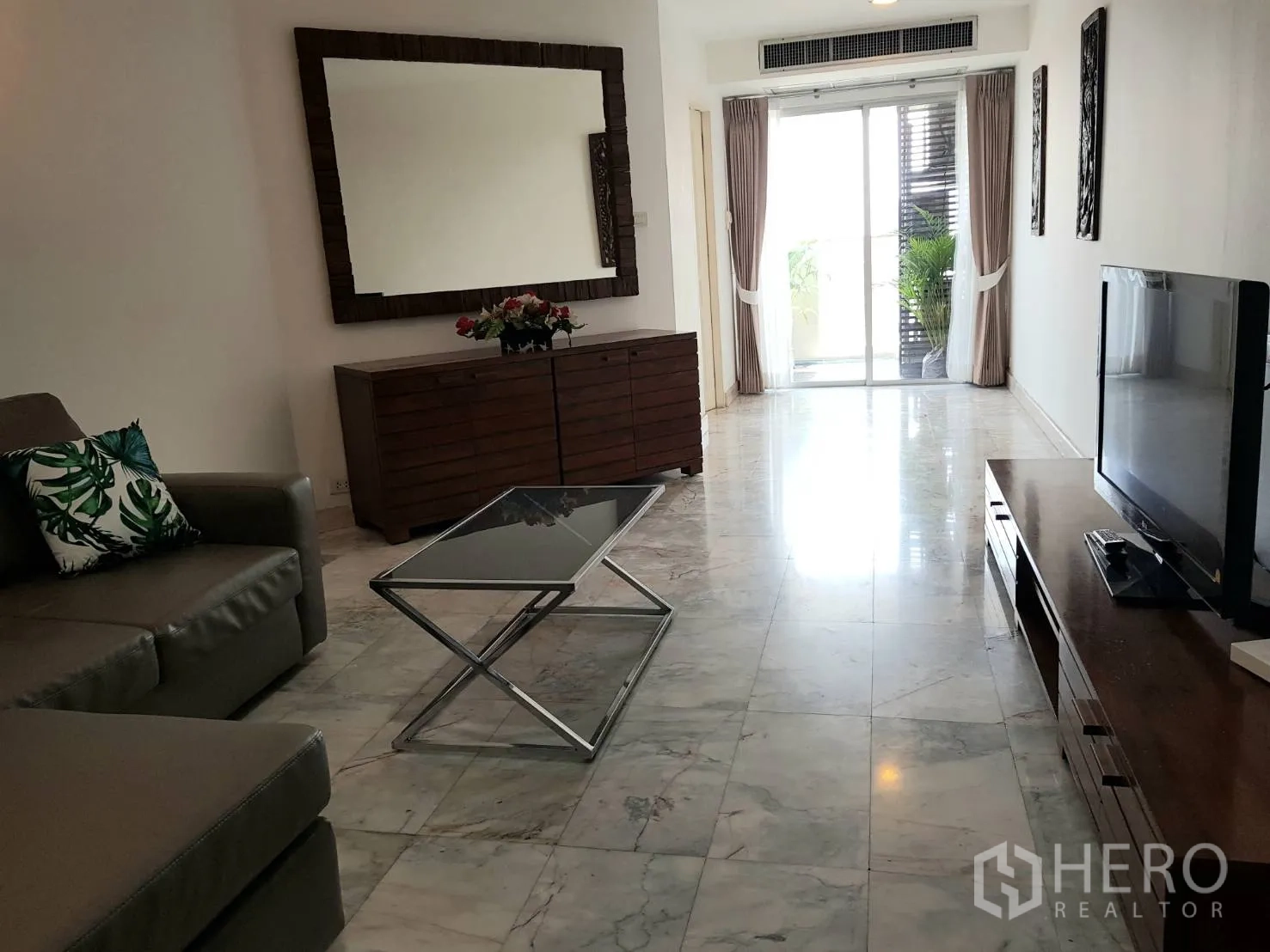 公寓 出租在Khlong Toei, Bangkok - 客厅采光良好，石材地面，沙发、茶几与电视柜，落地推拉门通向阳台