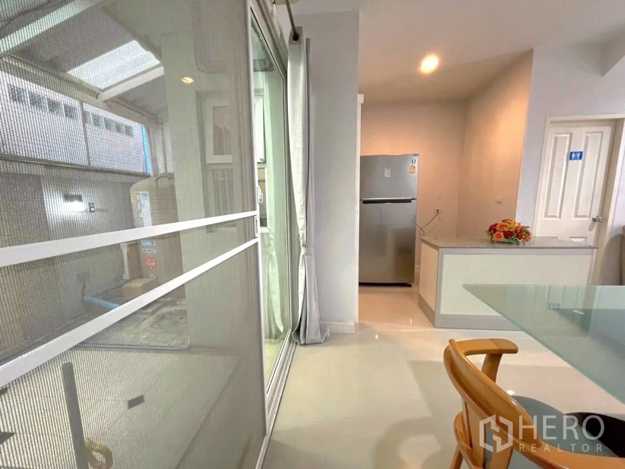 联排别墅 for rent in Bang Kho Laem, Bangkok - 朝厨房方向的视角，可见双门冰箱、操作台与推拉门。