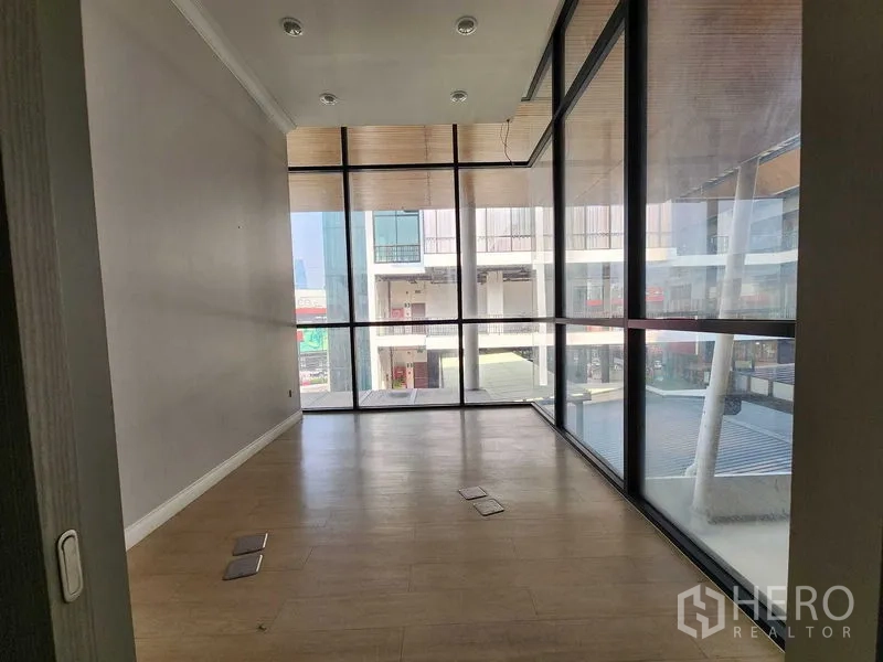 Office Space for rent in Yan Nawa, Bangkok - Bright meeting room wrapped in glass with electrical floor boxes.