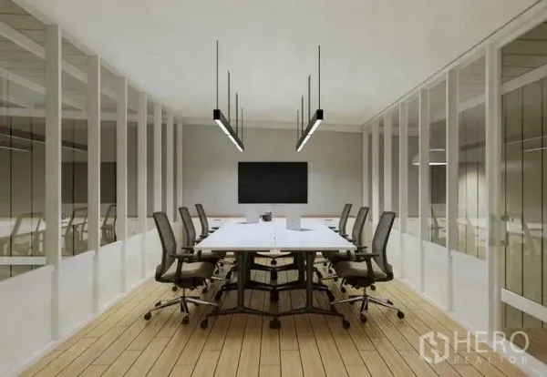 货栈 出租在Prawet, Bangkok - 玻璃隔断会议室，长桌与吊灯