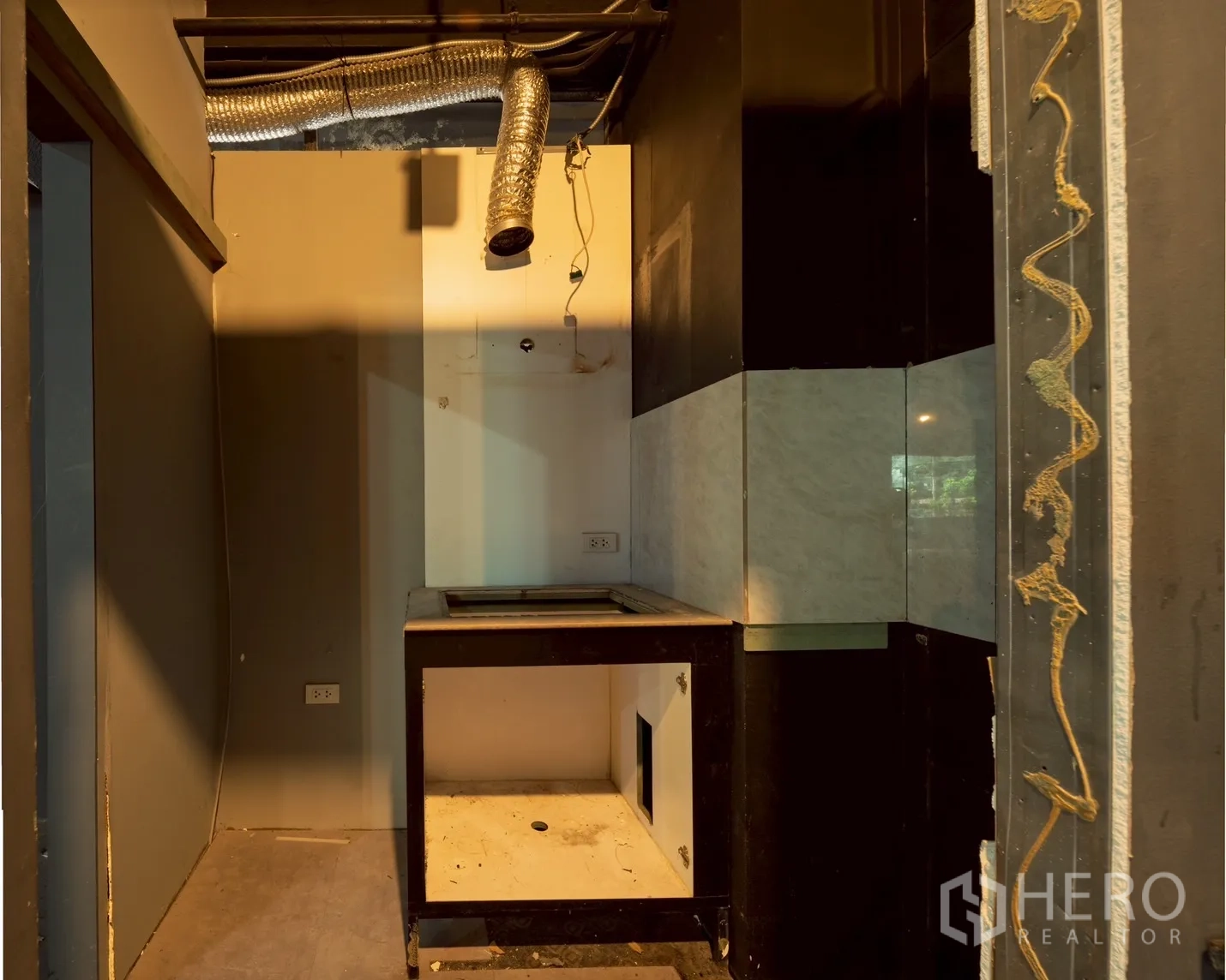 零售空间 出租在Watthana, Bangkok - 设备间，带通风管道和服务台，等待安装完善。