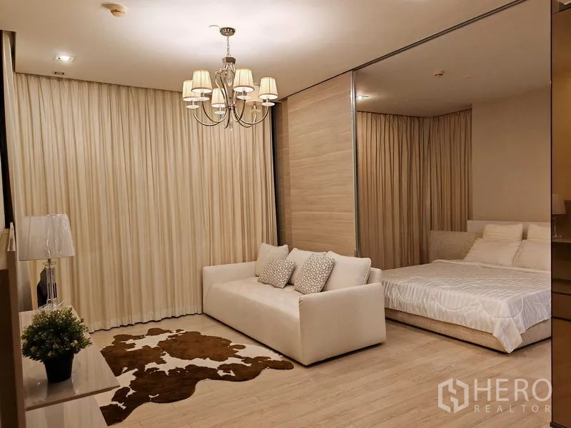 คอนโด ให้เช่าในWatthana, Bangkok - มุมนั่งเล่นอบอุ่น โซฟา โคมแชนเดอเลียร์ และห้องนอนกั้นสไลด์