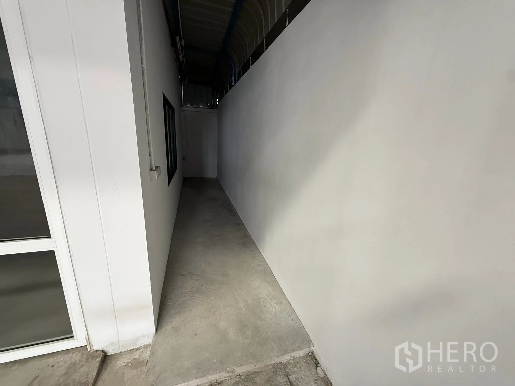 คลังสินค้า ให้เช่าหรือขายในBang Sao Thong, Samut Prakan - ทางสัญจรแคบด้านข้างออฟฟิศภายในโกดัง