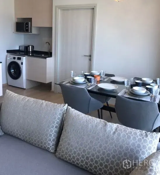 คอนโด ให้เช่าในHuai Khwang, Bangkok - แพนทรีครัวกะทัดรัดพร้อมไมโครเวฟ อ่างล้างจาน และเครื่องซักผ้า