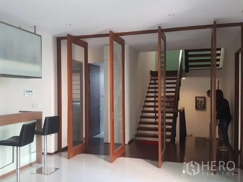 สำนักงานที่บ้าน ให้เช่าหรือขายในBang Rak, Bangkok - โถงทางเข้า ประตูกระจกกรอบไม้พับได้ เคาน์เตอร์บาร์ และบันได