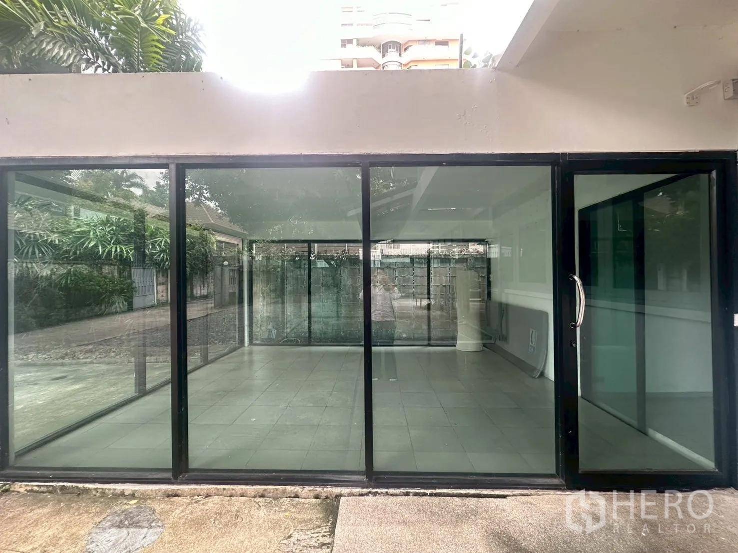 บ้าน ให้เช่าในWatthana, Bangkok - ห้องอเนกประสงค์ผนังกระจก กรอบอลูมิเนียมสีดำแบบบานเลื่อน.