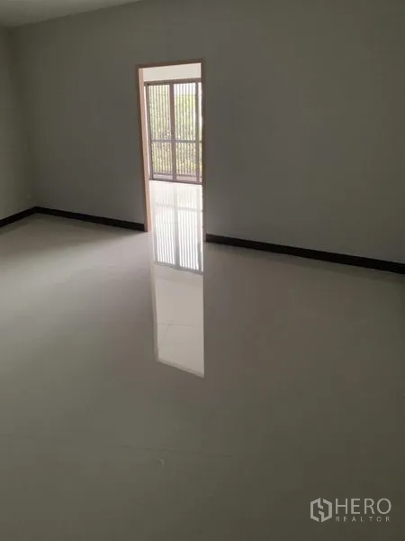 อาคารพาณิชย์ ให้เช่าในSuan Luang, Bangkok - ห้องชั้นบนพื้นกระเบื้องเงาพร้อมประตูออกสู่ระเบียงซี่แนวตั้ง