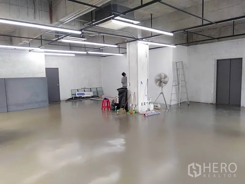 สำนักงาน ให้เช่าในKhlong Toei, Bangkok - พื้นที่สำนักงานสไตล์ลอฟท์ เสาอยู่กลางห้อง เพดานเปลือย ไฟ LED และบันไดพาด