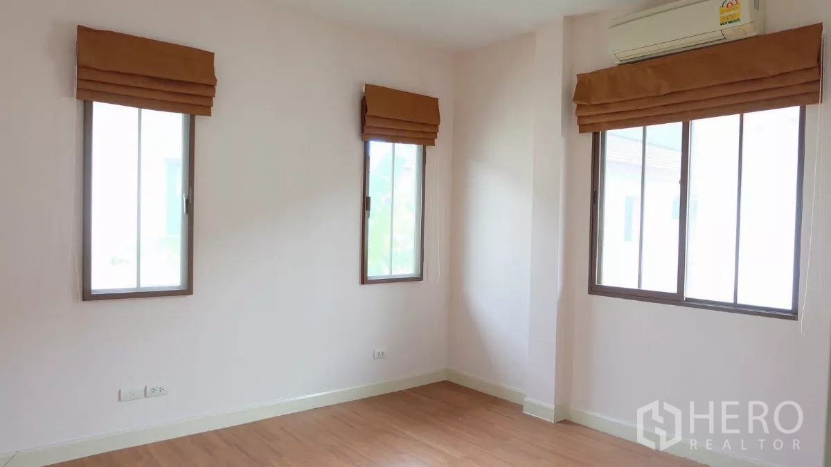 บ้าน ขายในBang Phli, Samut Prakan - ห้องนอนมุม หน้าต่างบานเลื่อนสามด้าน ม่านพับ พื้นไม้