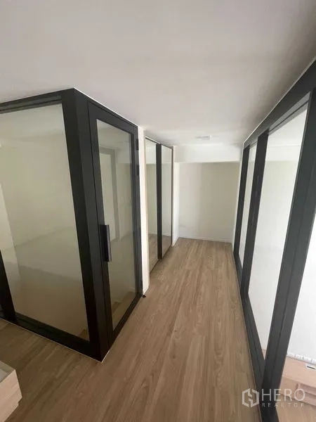 คอนโด ให้เช่าในKhlong Toei, Bangkok - โถงชั้นลอยกั้นกระจก พื้นไม้ แบ่งเป็นห้องส่วนตัว