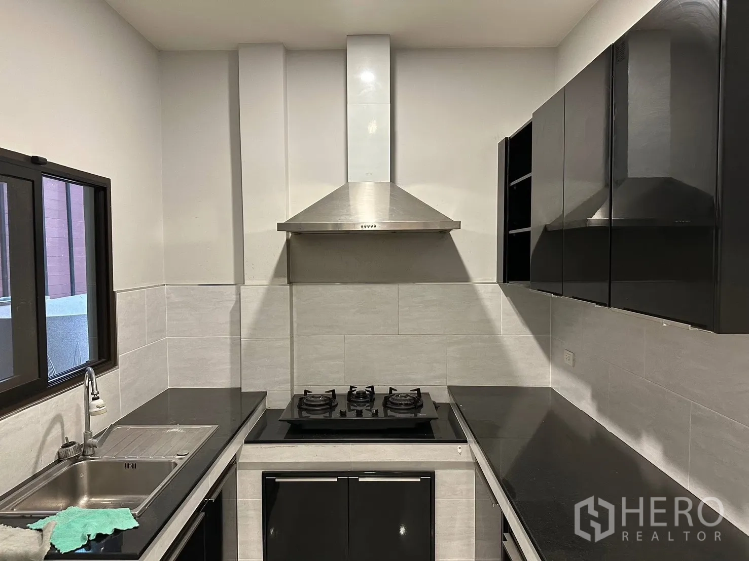 独栋房屋 for rent in Bang Phli, Samut Prakan - 独立泰式厨房配燃气灶、抽油烟机、水槽与吊柜。