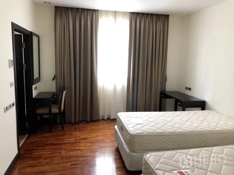 อพาร์ทเมนท์ ให้เช่าในRatchathewi, Bangkok - ห้องนอนที่สองพร้อมเตียงคู่ โต๊ะทำงาน และหน้าต่างรับแสง