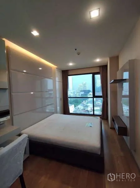 公寓 出租在Bang Rak, Bangkok - 采光充足的卧室，内置柜与城市天际线景观