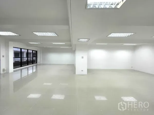 สำนักงาน ให้เช่าในKhlong Toei, Bangkok - พื้นที่ทำงานกว้างพร้อมหน้าต่างบานใหญ่และพื้นกระเบื้องเงา