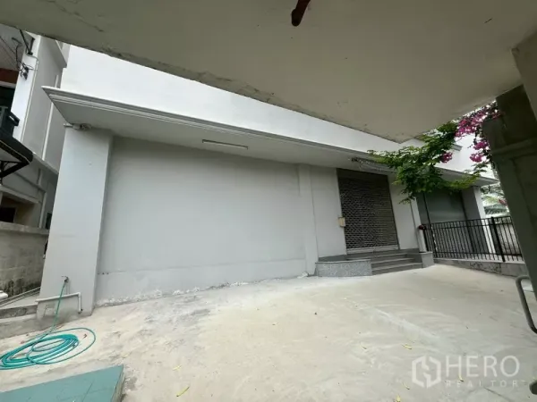 คลังสินค้า ให้เช่าในPhra Khanong, Bangkok - ลานคอนกรีตทางขนถ่ายสินค้า เชื่อมสู่ประตูม้วนและบันไดทางเข้า