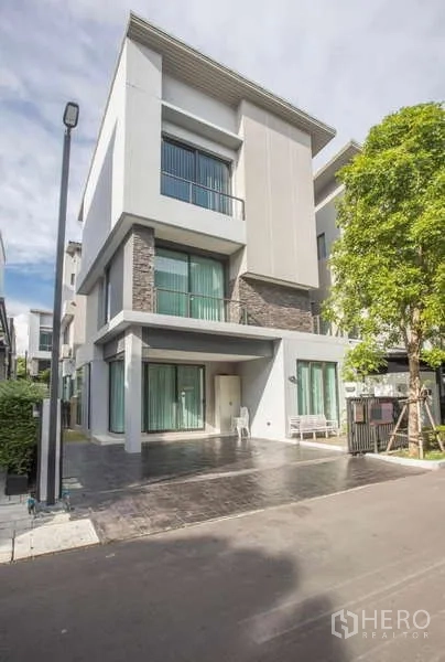 独立式住宅 出租或出售在Lat Phrao, Bangkok - 转角视角的独栋别墅，带长车道与社区安静街道。